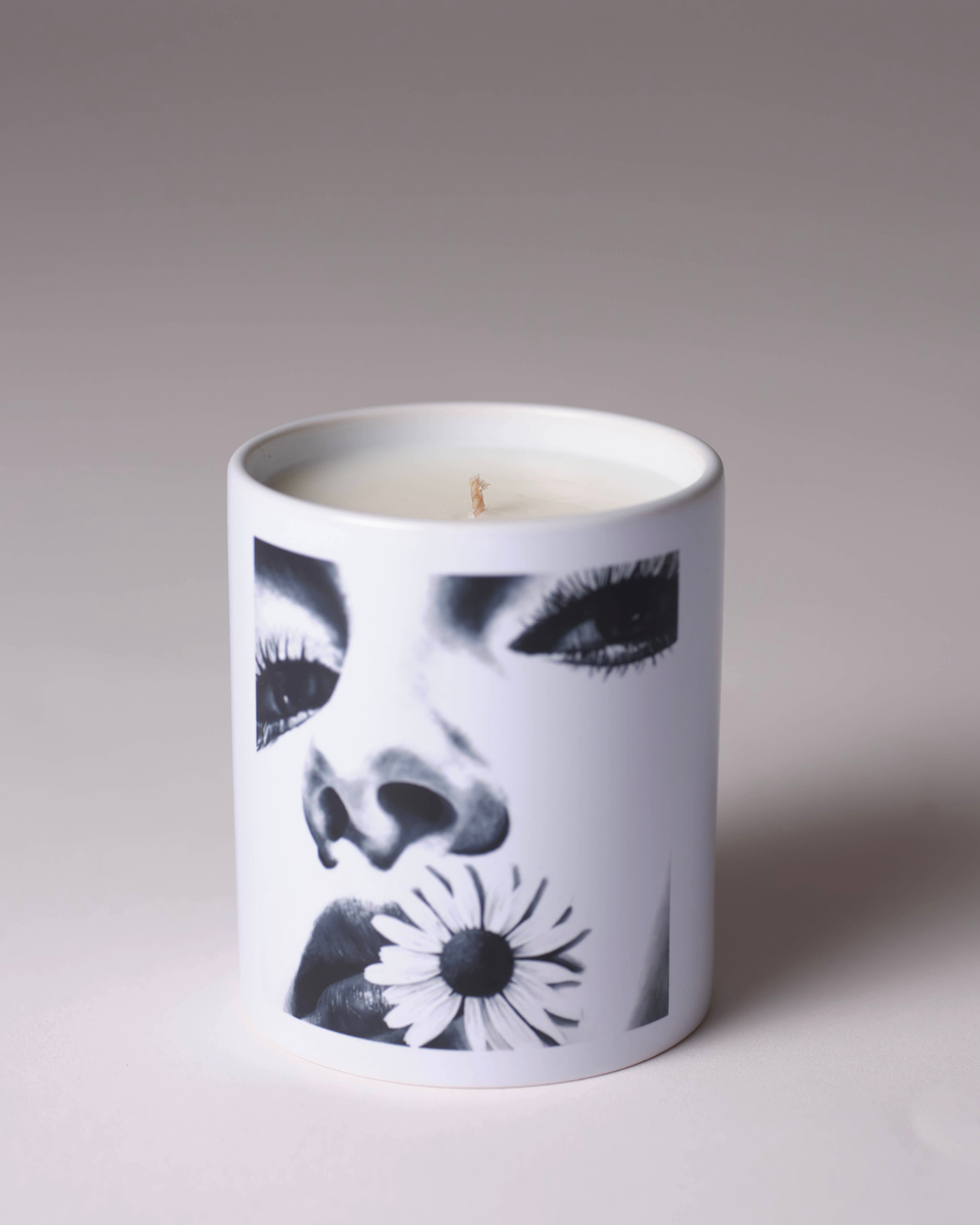 HE LOVES ME, HE LOVES ME NOT/SANTAL SCENTED CANDLE