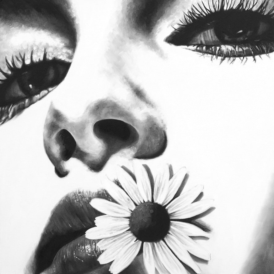 HE LOVES ME, HE LOVES ME NOT/SANTAL SCENTED CANDLE